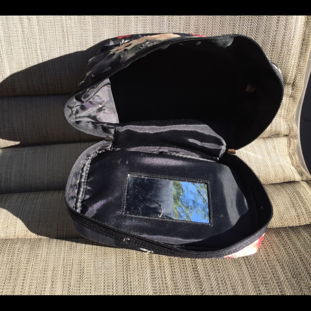 Cosmetics case - Picture 2 of 3